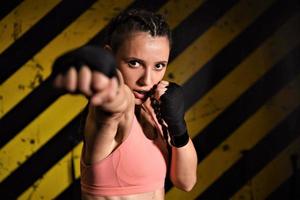 mma kvinna kämpe tuff brud boxare stansa utgör Söt övning Träning korsa passa idrottare foto