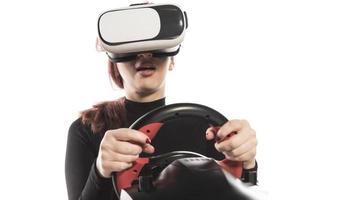 kvinna modell använda sig av virtuell verklighet hjälmar och tävlings simulator. foto
