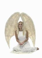 porträtt av skön blond kvinna med änglars vingar. ängel med lång lockigt hår foto