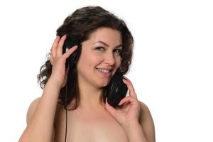 underbar brunett lady lyssnande musik i hörlurar foto