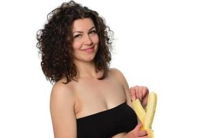 ung kvinna äter banan. foto