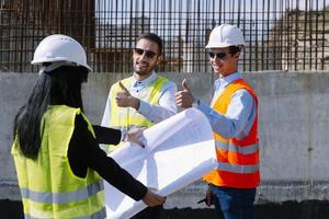 konstruktion team ingenjörer tala till arkitekter på konstruktion webbplatser eller konstruktion webbplatser för hög stiga byggnader, foto