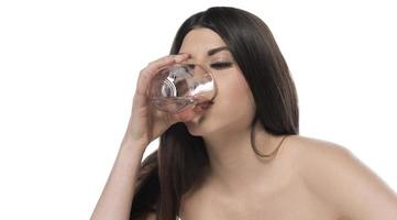 kvinna dricka vatten. isolerat på vit bakgrund foto