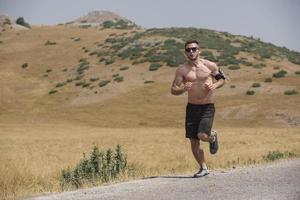 sportig man löpare löpning på berg platå i sommar foto
