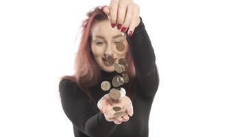 kvinna dropp mynt i henne hand. isolerat på vit bakgrund foto