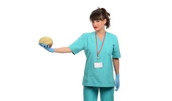 kvinna läkare innehav en mänsklig hjärna modell mot vit bakgrund foto