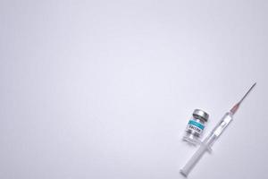 covid-19 vaccin på de vit bakgrund. sjukvård och medicinsk begrepp. fri Plats för text. foto