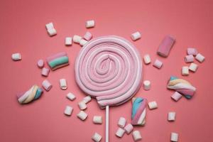marshmallows och lolly pop- på de rosa bakgrund. foto