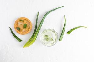 aloe vera gel för egenvård. föryngrande effekt. rik innehåll av vitaminer, mineraler, amino syror. gel i skålar på en vit bakgrund. platt lägga. foto