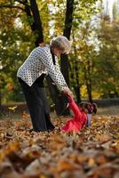 mormor och henne autistisk stor dotter njuter Semester tillsammans utomhus, liggande på grön gräs på filt och leende till kamera. fritid familj livsstil, lycka och ögonblick. foto