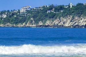 ytterst enorm stor surfare vågor zicatela strand puerto escondido Mexiko. foto