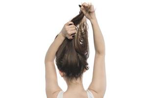 kvinna arrangera henne hår foto