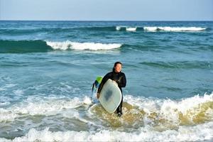 skön sexig surfare flicka på de strand foto