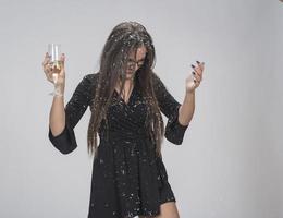 skön kvinna fira ny år med konfetti och champagne foto
