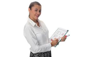 Lycklig ung affärskvinna håller på med företag presentation på whiteboard, leende, isolerat på vit bakgrund. foto