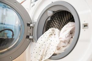 närbild tvätt tvättning maskin i Hem , hälsa vård livsstil begrepp