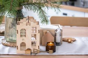 nyckel till de hus på mysigt Hem med jul dekor på tabell av festlig kök. gåva för ny år. byggnad, design, projekt, rör på sig till ny hus, inteckning, hyra och inköp verklig egendom foto