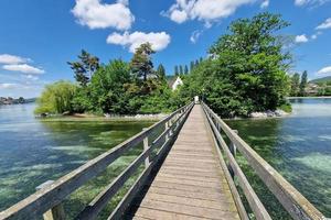 trä- bro över de Rhen flod till kloster ö av werd nära ölkrus am rhein, eschenz, kanton thurgau, schweiz foto