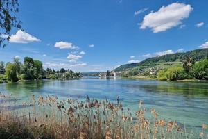 naturskön se av de Rhen flod i ölkrus am rhein, schaffhausen, schweiz foto