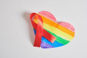sluta hjälpmedel, HIV begrepp. röd band mot på hjärta med HBTQ flagga stolthet färger foto