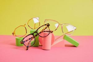 trendig öga glasögon på geometrisk rosa pallplatser, färgrik bakgrund, kopia Plats foto
