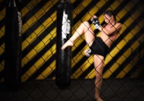 mma kvinna kämpe tuff brud boxare stansa utgör Söt övning Träning korsa passa idrottare foto