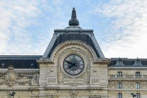 se av de vägg klocka i d'orsay museum. d'orsay - en museum på vänster Bank av not, den är inrymt i före detta gare d'orsay i paris, Frankrike. foto