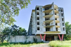 de hotell ponce interkontinental är ett övergiven hotell med en fortfarande existerande strukturera. de strukturera, och Vad den en gång var, är anses vara en historisk landmärke och en nationell ikon i de stad av ponce. foto