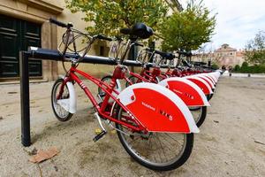 barcelona, Spanien - november 29, 2016 - ikoniska cyklar av de bicing service i barcelona, Spanien. med de bicing delning service människor kan hyra cyklar för kort resor. foto