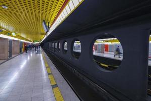 milano, Italien - Mars 17, 2018 - interiör av de milan central metro station i Italien. foto