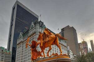 gyllene staty av allmän william tecumseh sherman i central parkera, ny york med byggnader i bakgrund, 2022 foto