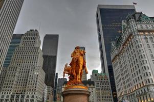 gyllene staty av allmän william tecumseh sherman i central parkera, ny york med byggnader i bakgrund, 2022 foto