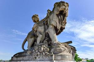 detalj av konst på de alexander iii bro i paris, Frankrike. foto