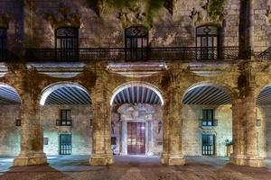 palacio de los capitanes generales på torg de armas fyrkant i havana vieja på natt. den är de före detta officiell bostad av de guvernörer av Havanna, kuba. foto