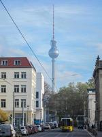 berlin stad gata med de fernsehturm tv-torn i de bakgrund. foto