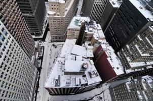 tak av ny york stad byggnader följande en snö storm. foto