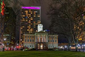 de gammal stat hus byggnad på natt i Hartford, connecticut. foto