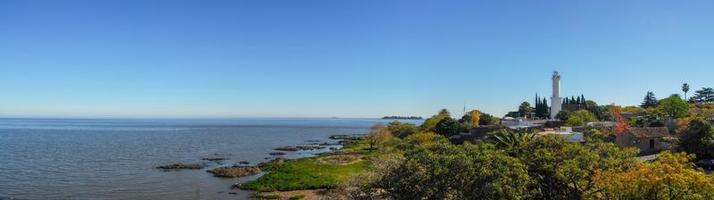 skön sandig strand och lugna vattnen i colonia del sacramento på de banker av de rio de la plata, uruguay. foto