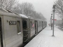 Brooklyn, ny york - januari 4, 2018 - nyc tunnelbana tåg avstannade utomhus under en vinter- storm. foto