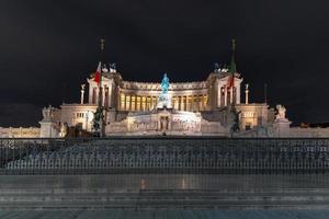 de monument till segrare emmanuel ii. altare av de fädernesland. piazza venezia i rom, Italien på natt. foto