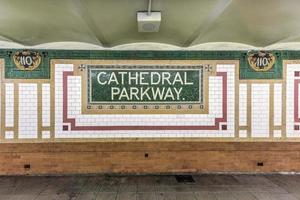 ny york stad - augusti 26, 2017 - 110: e gata - katedral parkway tunnelbana station i de ny york stad tunnelbana systemet på de 1 tåg linje. foto