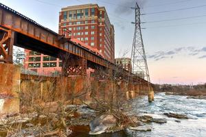 de rörledning gångväg över de James flod i richmond, virginia. foto