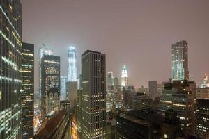 se av de ny york stad horisont på en dimmig natt. foto