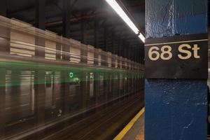 ny york stad - november 18, 2016 - sex tåg löpning genom sextio åttonde gata tunnelbana station på de öst sida av manhattan, ny york stad. foto