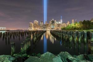 ny york stad manhattan stadens centrum horisont på natt med de hyllning i ljus i minne av september 11. foto