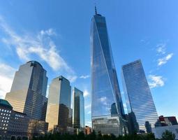 se av de ny york stad horisont på en sommar dag. foto