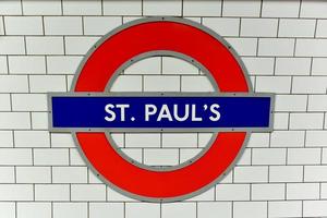 london, förenad rike - november 24, 2016 - de tecken för st. pauls underjordisk station i de stad av london. foto