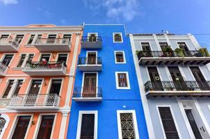 klassisk kolonial stil lägenheter av san juan, puerto rico. foto