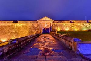 castillo san felipe del morro också känd som fort san felipe del morro eller morro slott på skymning. den är en 1500-talet citadell belägen i san juan, puerto rico. foto