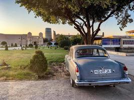 khiva, uzbekistan - juli 14, 2019 - klassisk sovjet bil volga - parkerad utanför de stad väggar av de unesco webbplats av khiva, uzbekistan. foto